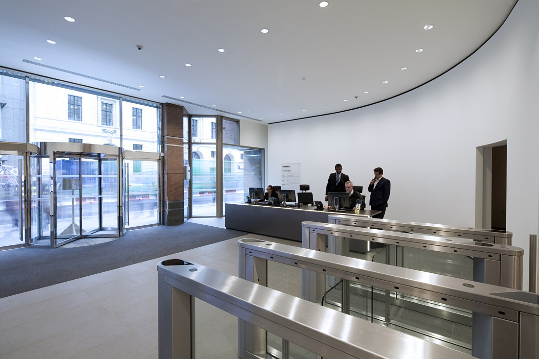 Mace HQ London: Entrance illuminated by Quintessence LED wallwashers, creating a prestigious foyer.