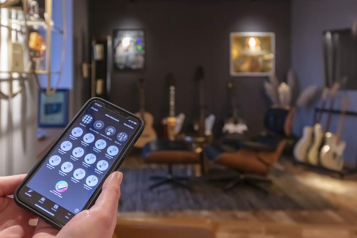 Smartphone app controlling ERCO Eclipse spotlights in MADIZIN & SILVERJAM Studio.