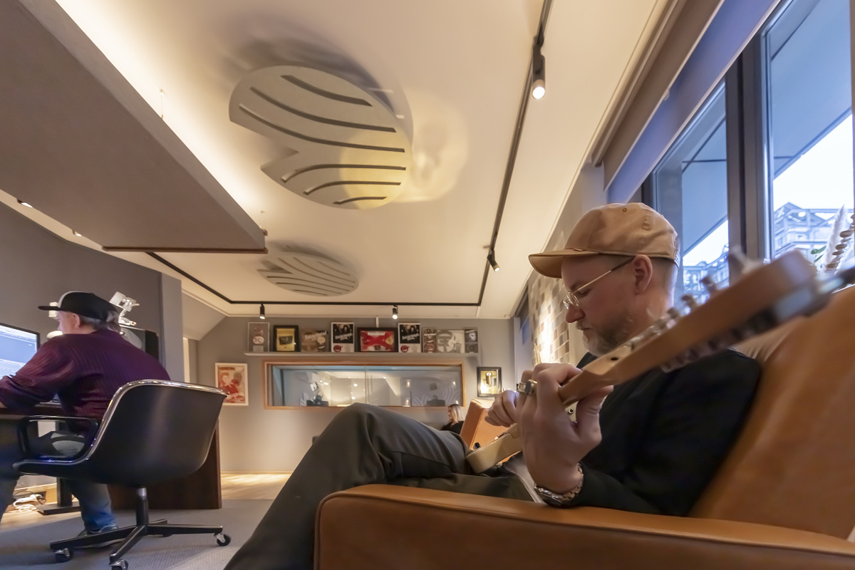 ERCO Eclipse spotlights in MADIZIN & SILVERJAM Studio, Hamburg, providing precise accent lighting for music creation.