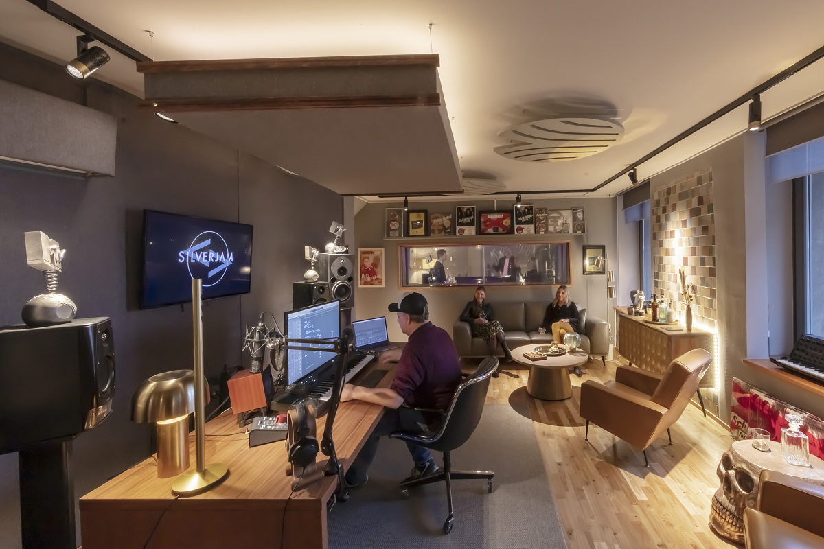 ERCO Eclipse spotlights in MADIZIN & SILVERJAM Studio, Hamburg, providing precise accent lighting and a pleasant atmosphere.