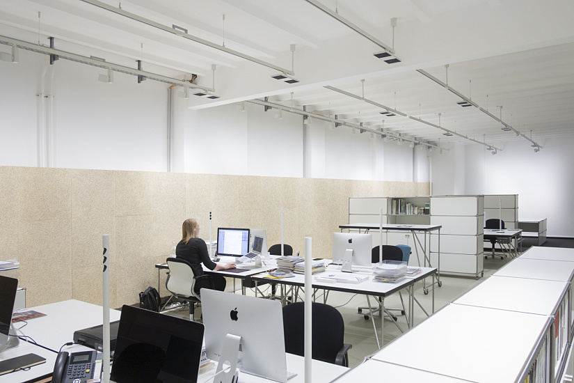 ERCO Jilly downlights illuminate a modern office at mai public relations, Berlin.