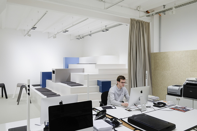 mai public relations office featuring ERCO Jilly downlights for flexible office lighting.