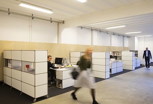 ERCO Jilly downlights illuminate a Berlin office, providing flexible office lighting.