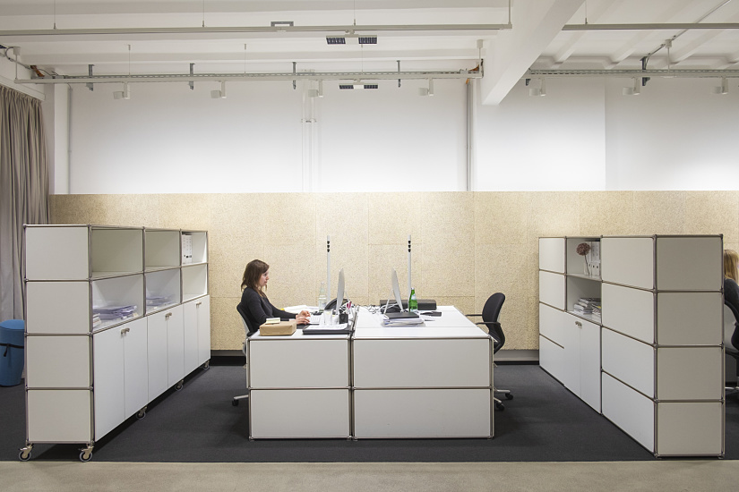 ERCO Jilly downlights illuminate a modern office for flexible lighting.