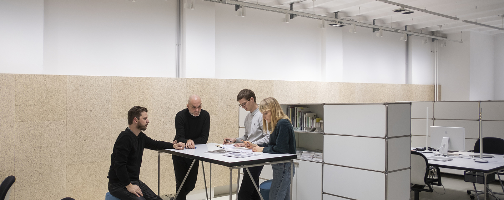 Meeting in mai public relations office, illuminated by ERCO Jilly downlights for flexible office lighting.