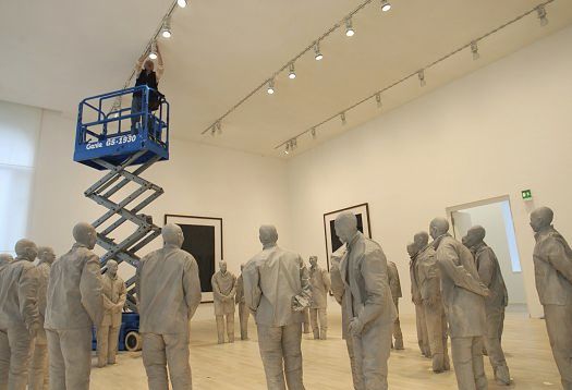 ERCO spotlights maintenance in an art exhibit using a scissor lift.