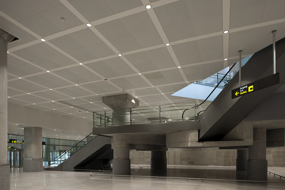 Malaga Airport Terminal 3: Lightcast downlights by ERCO provide efficient lighting.
