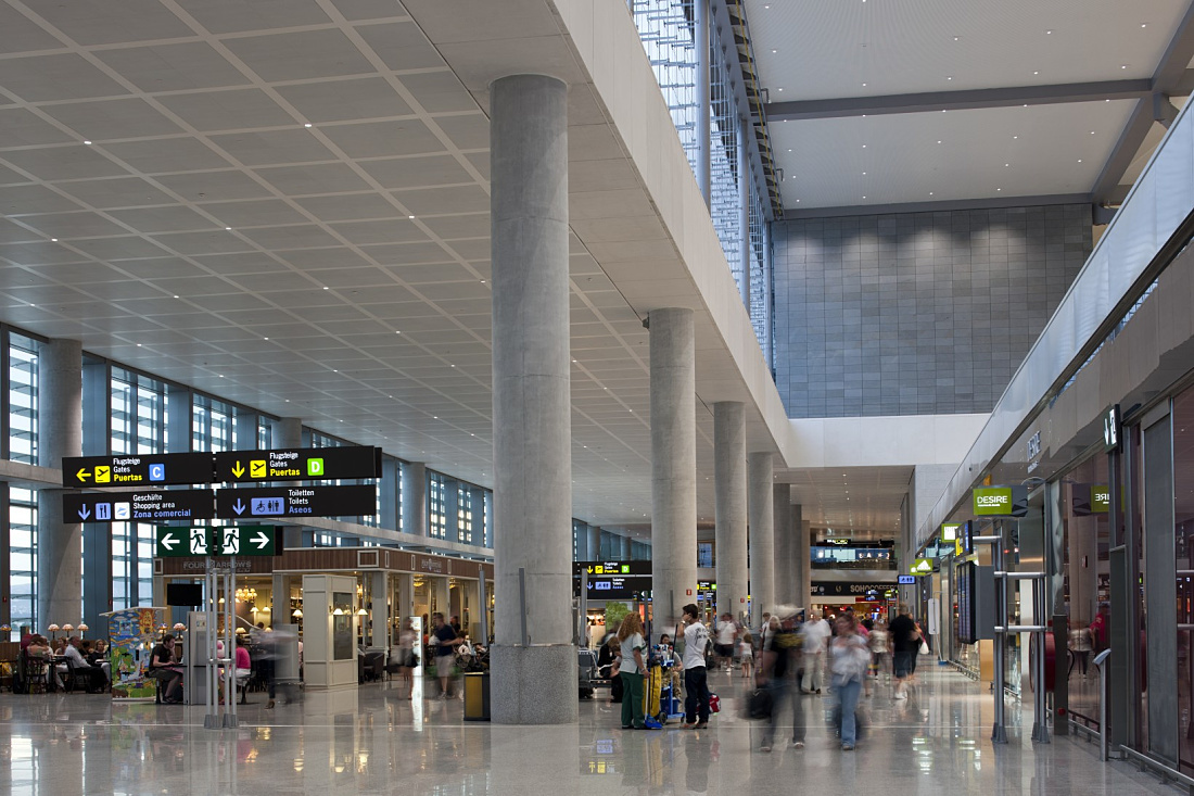 Malaga Airport Terminal 3: ERCO Lightcast downlights provide efficient visual comfort in the spacious terminal.