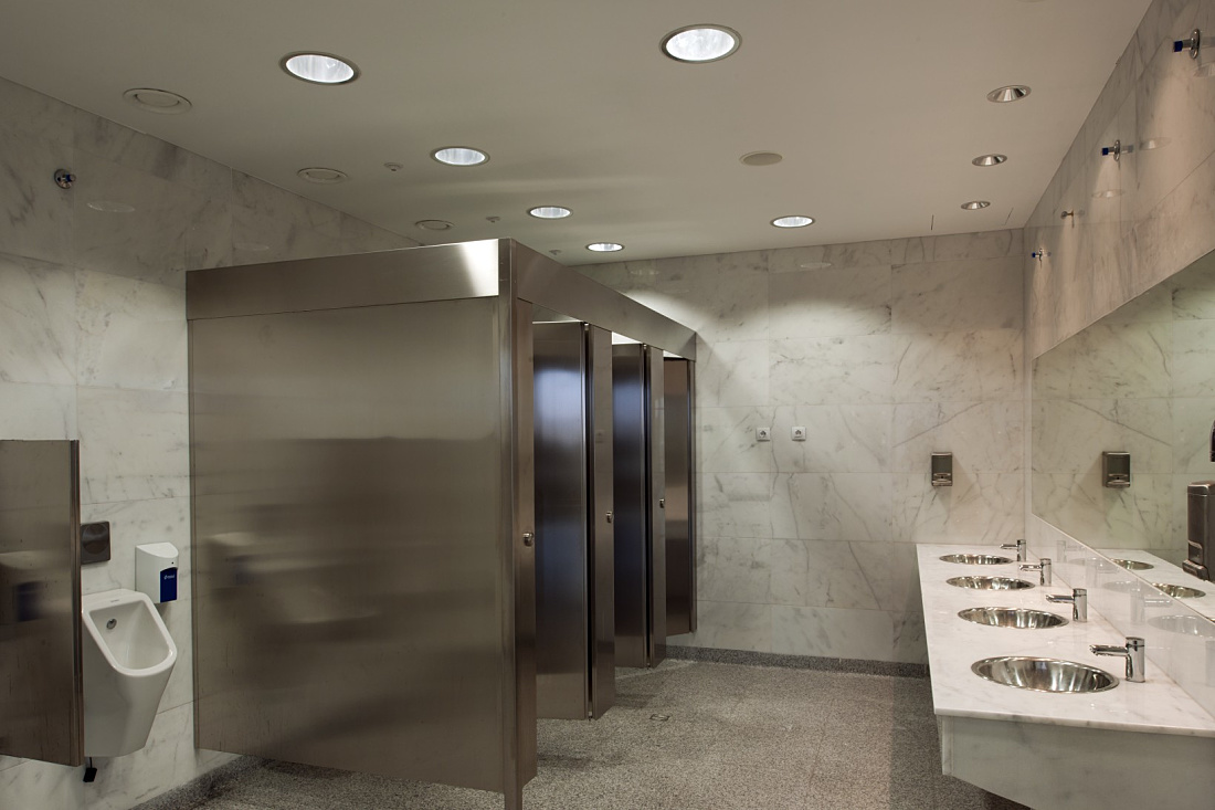 Modern restrooms in Malaga Airports Terminal 3, featuring efficient ERCO downlights for visual comfort.