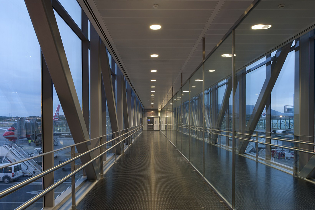 Malaga Airport Terminal 3: Efficient lighting with high-performance downlights.