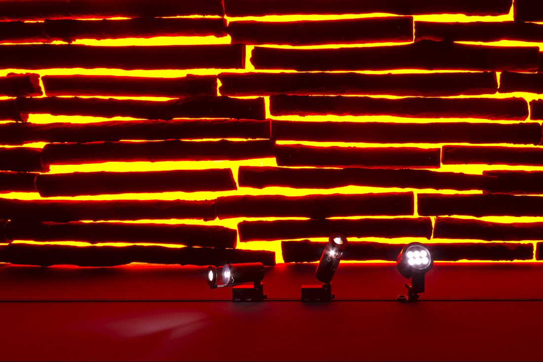 ERCO Parscan spotlights illuminate a red wall at the MAMUZ Museum, Mistelbach.
