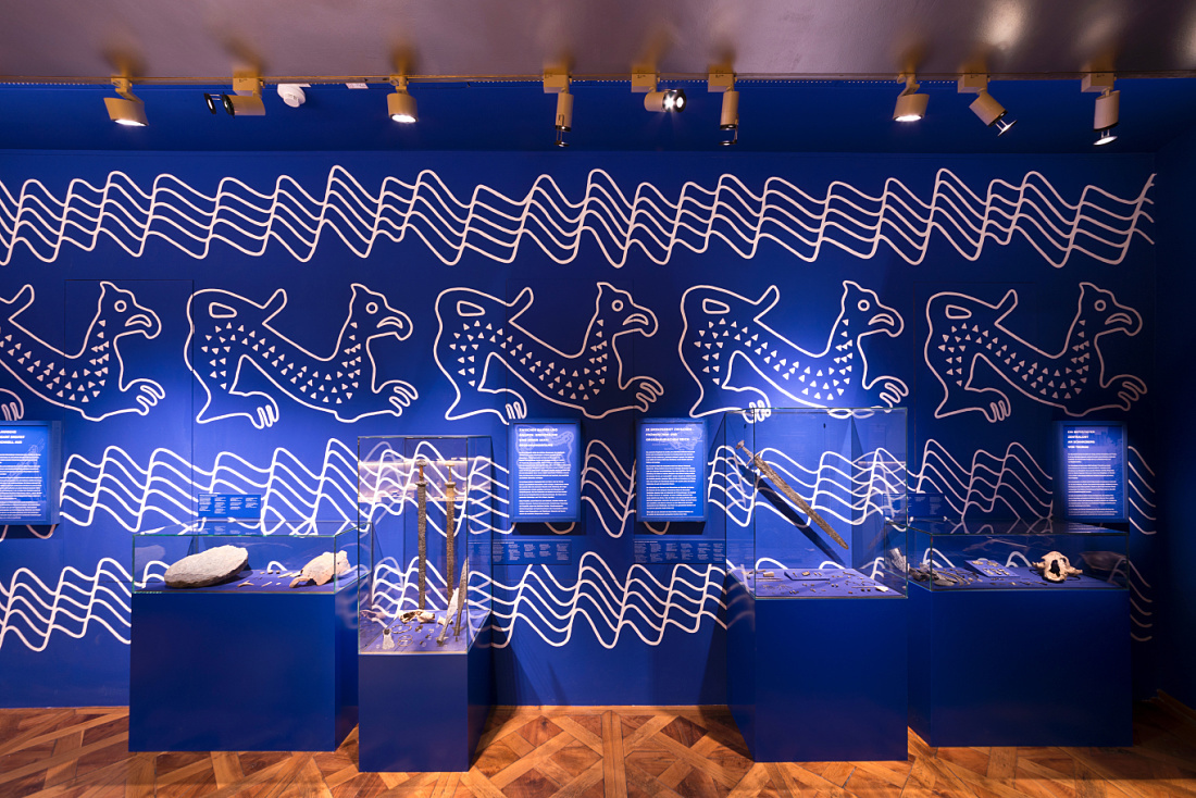 MAMUZ Museum Mistelbach exhibit featuring archaeological finds, illuminated by ERCO lighting.