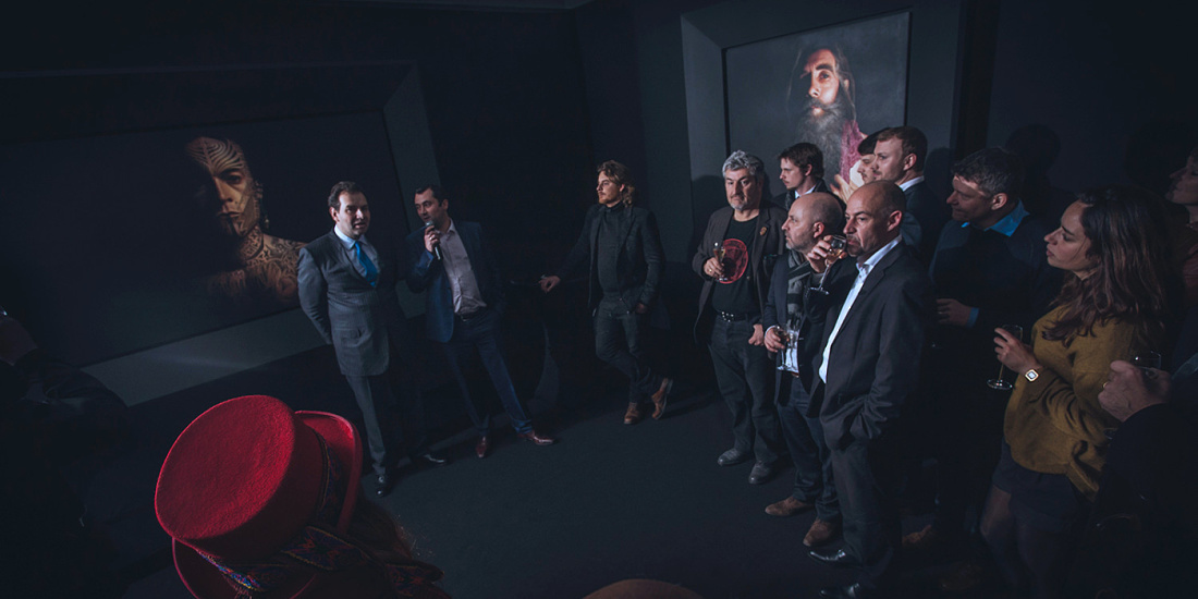 Exposición de Matthew Penn en Barcelona, iluminada con focos ERCO que realzan los efectos del claroscuro.