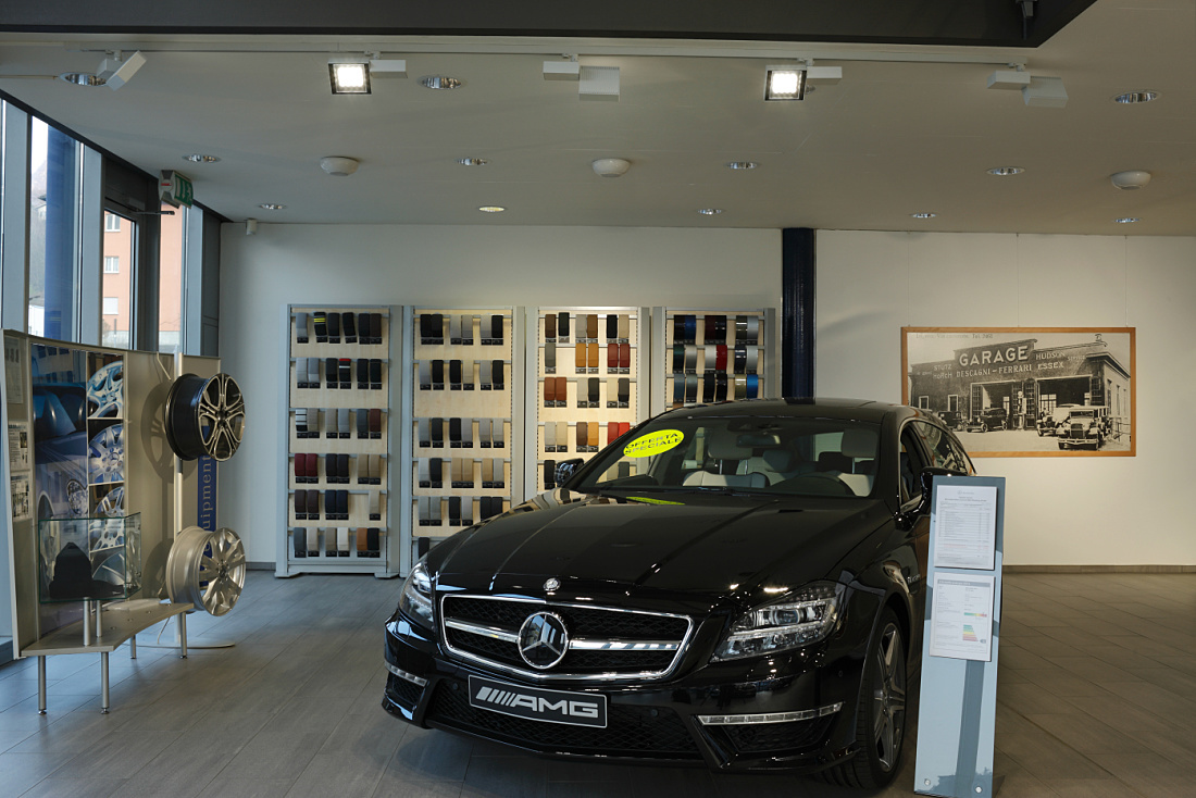 Mercedes showroom in Lugano featuring ERCO LED lighting for natural vehicle presentation.
