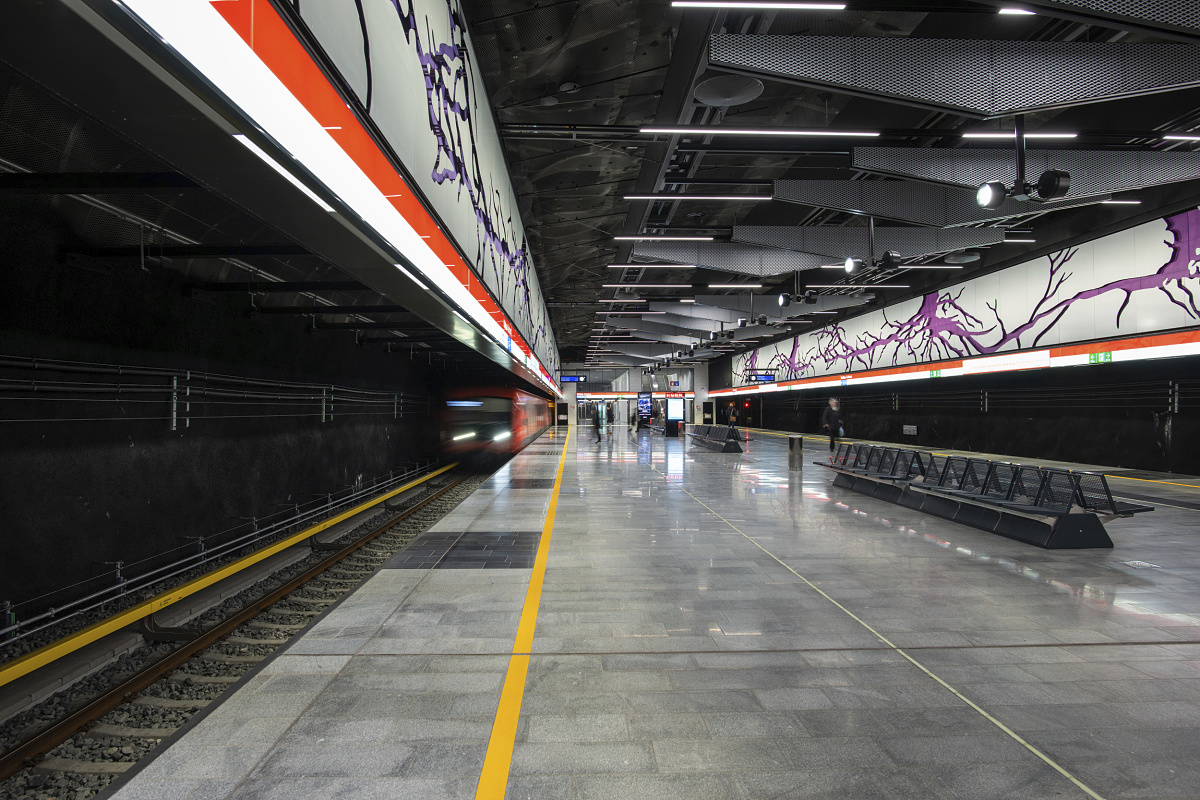 ERCO Kona projectors illuminate art in a Helsinki metro station.