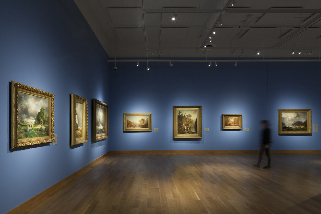 Illuminated paintings at the Minnesota Marine Art Museum with ERCO Optec spotlights.