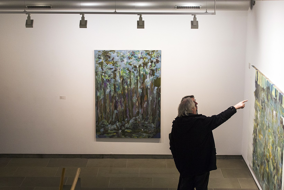 A visitor views art illuminated by ERCO Light Board spotlights at the Municipal Gallery Bietigheim-Bissingen.