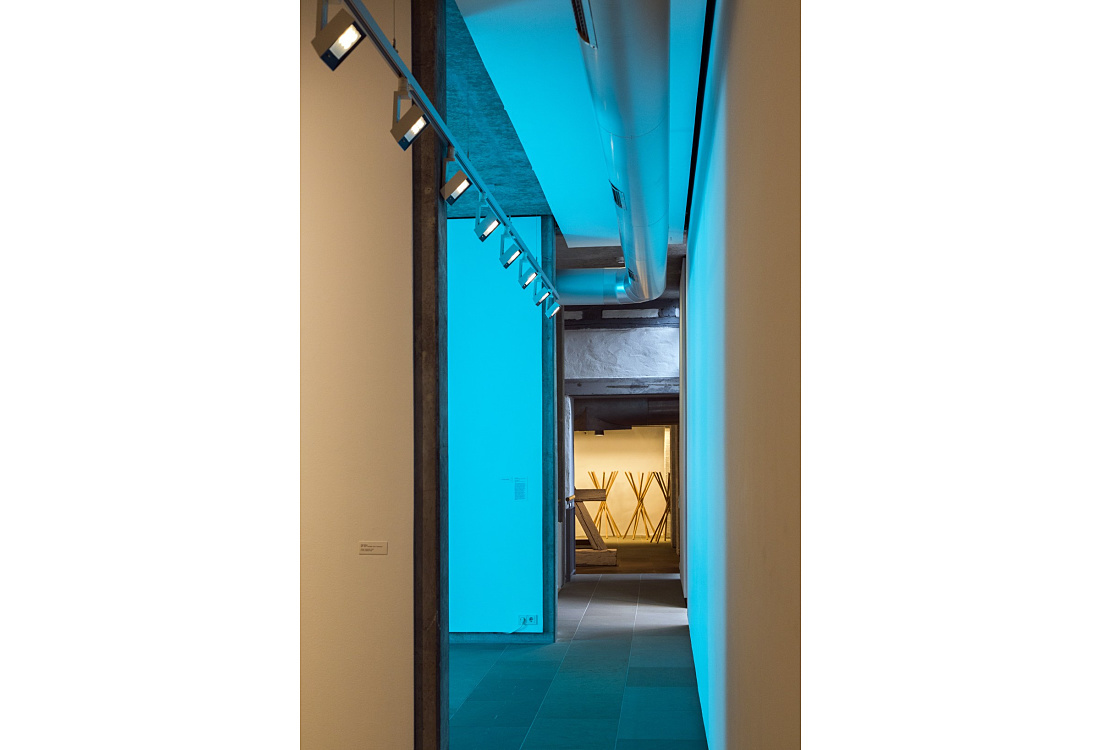ERCO Light Board spotlights illuminate an exhibition at the Municipal Gallery Bietigheim-Bissingen.