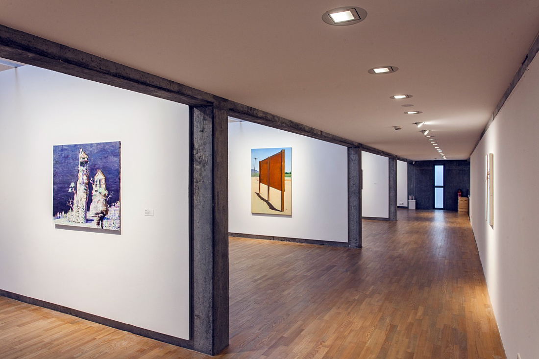 Innenraum der Städtischen Galerie Bietigheim-Bissingen mit Kunstwerken und Light Board Spots.