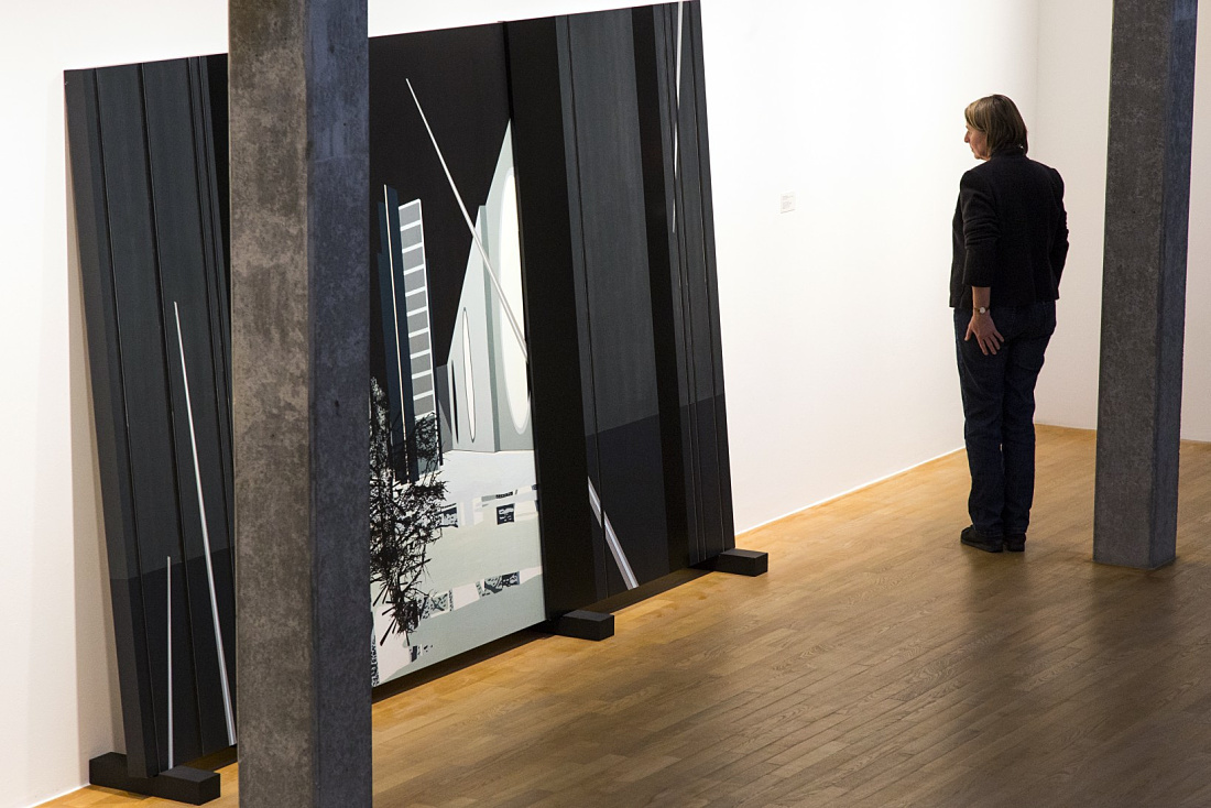 Visitor views art illuminated by ERCO Light Board spotlights in the Municipal Gallery Bietigheim-Bissingen.