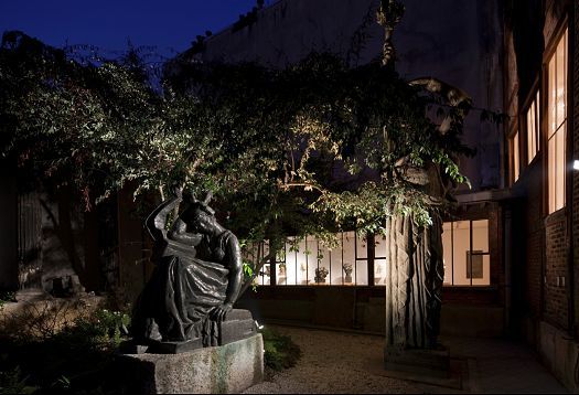 Illuminated sculpture in Musée Bourdelle garden, Paris. ERCO LED outdoor lighting accentuates art and garden architecture.