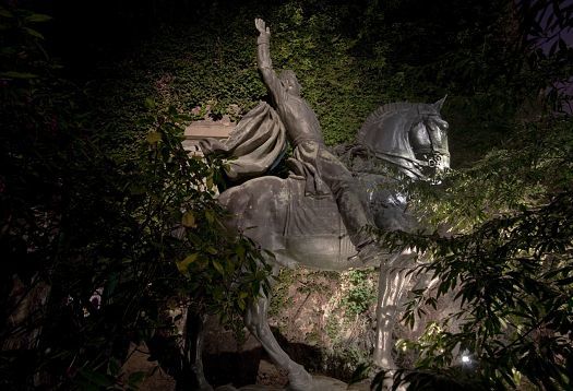 Antoine Bourdelles equestrian statue in Musée Bourdelle garden, illuminated by ERCO.