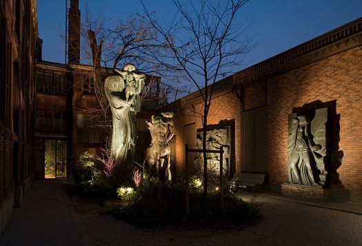 Illuminated sculptures in the Musée Bourdelle garden, Paris, with ERCO lighting.