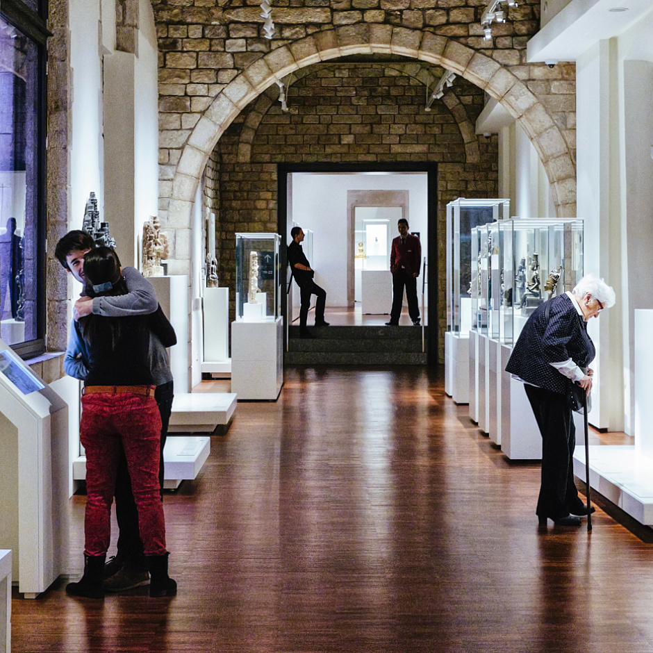 Visitors at Museu de Cultures del Món, illuminated by ERCO Optec spotlights.