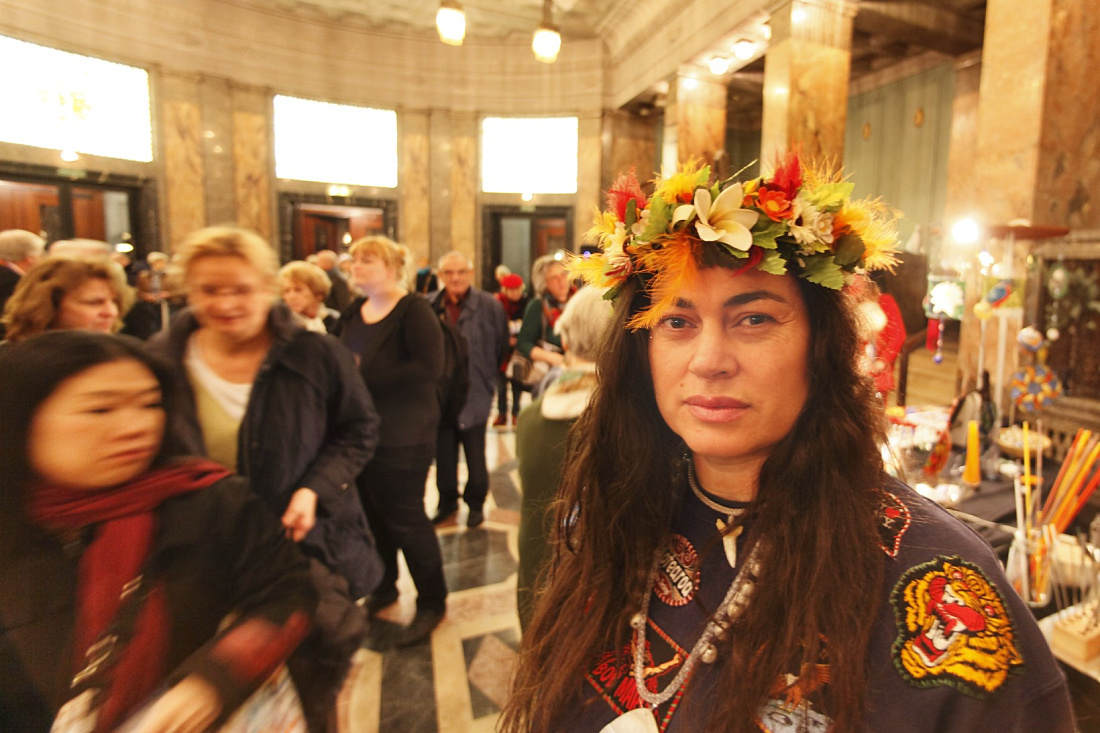 Frau mit Blumenkranz im Museum am Rothenbaum, beleuchtet mit ERCO LED-Lichtern.