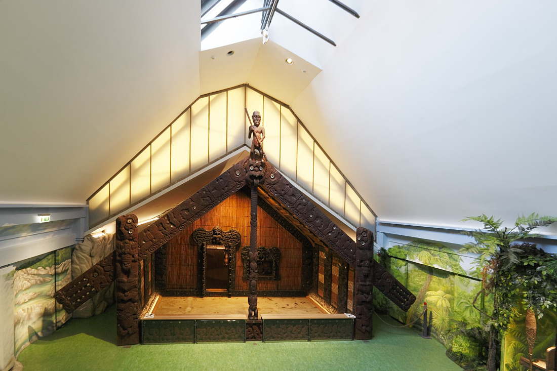 Maori-Gebäude im Museum Rothenbaum, beleuchtet mit ERCO LED-Leuchten.