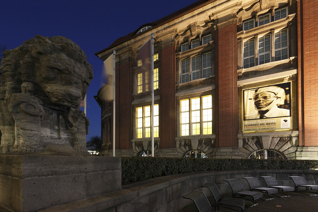 Museum am Rothenbaum at night with ERCO LED lighting and lion statue.