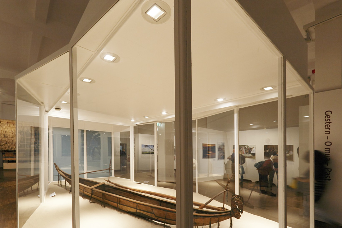 Maori boat at the Museum am Rothenbaum, illuminated by ERCO LED spotlights.