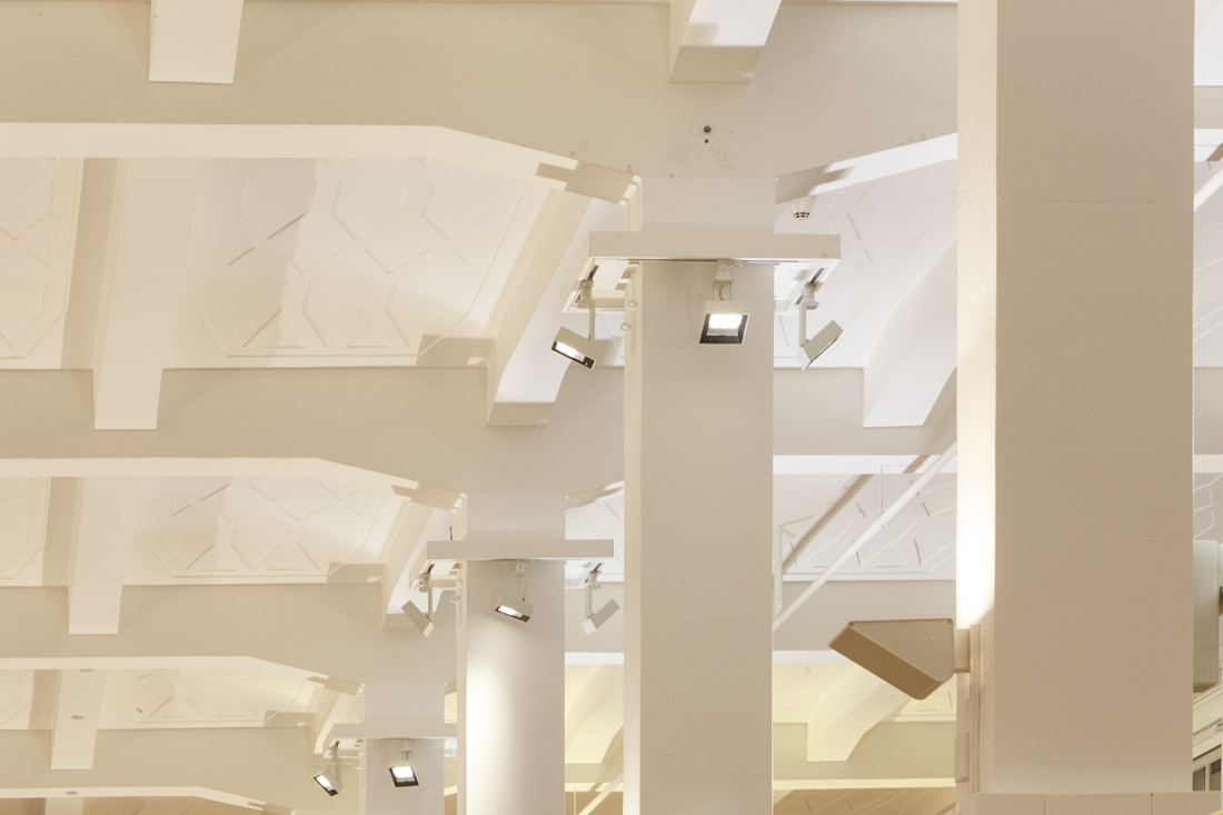 ERCO LED lighting in the Museum am Rothenbaum, Hamburg, enhancing illumination.