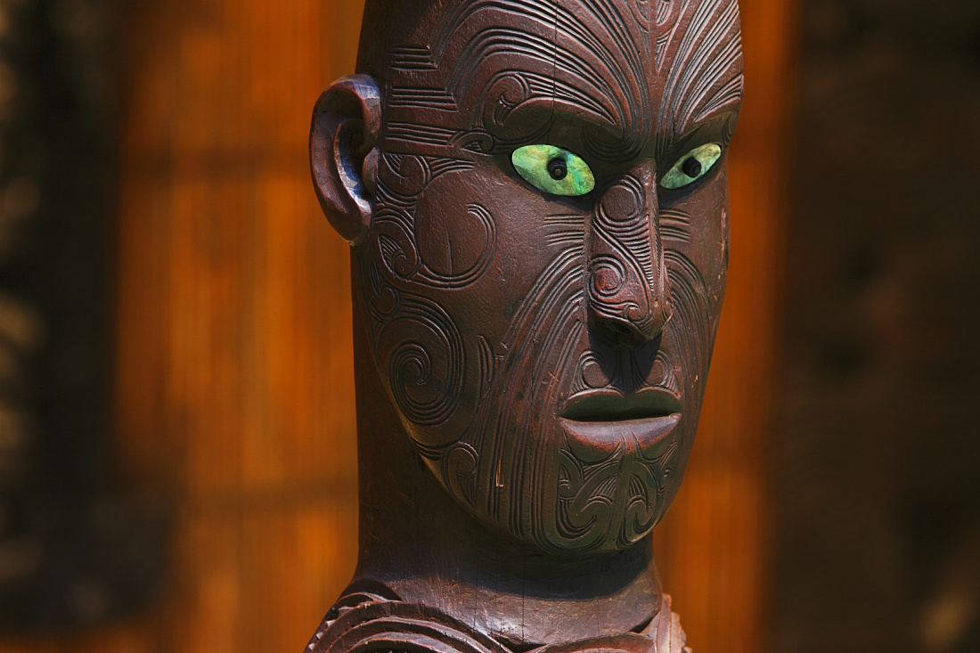 Maori carving at the Museum am Rothenbaum, illuminated by ERCO LED lighting.