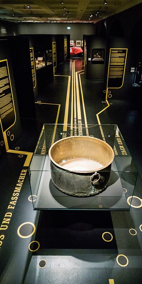 Caldaia di birrificazione nel Museo di storia di Amburgo, parte della mostra sulla cultura della birra, illuminata con accenti ERCO.