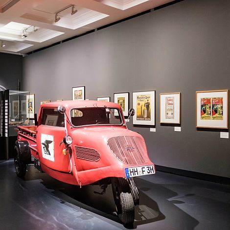 Camion depoca al Museum für Hamburgische Geschichte, illuminato con luce daccento ERCO.