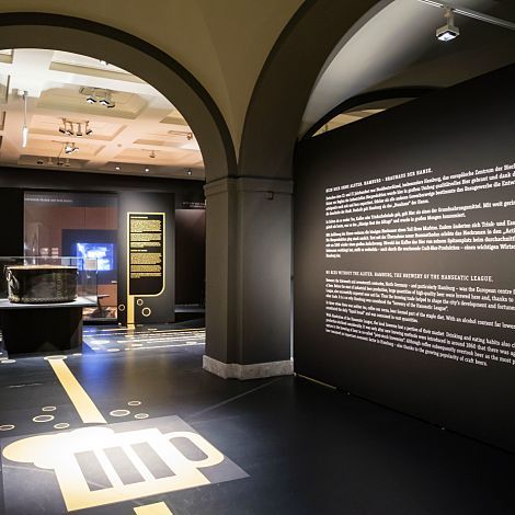 Accenti di luce ERCO nel Museo di storia di Amburgo, che evidenziano la cultura della birra.