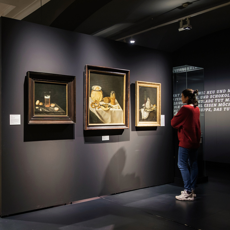 Visitatore osserva dipinti sulla cultura della birra allHamburg History Museum, illuminati da ERCO.