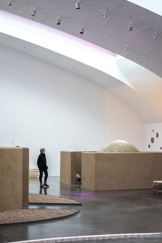 Éclairage LED au musée Kiasma Helsinki avec projecteurs ERCO pour expositions flexibles et sculptures.