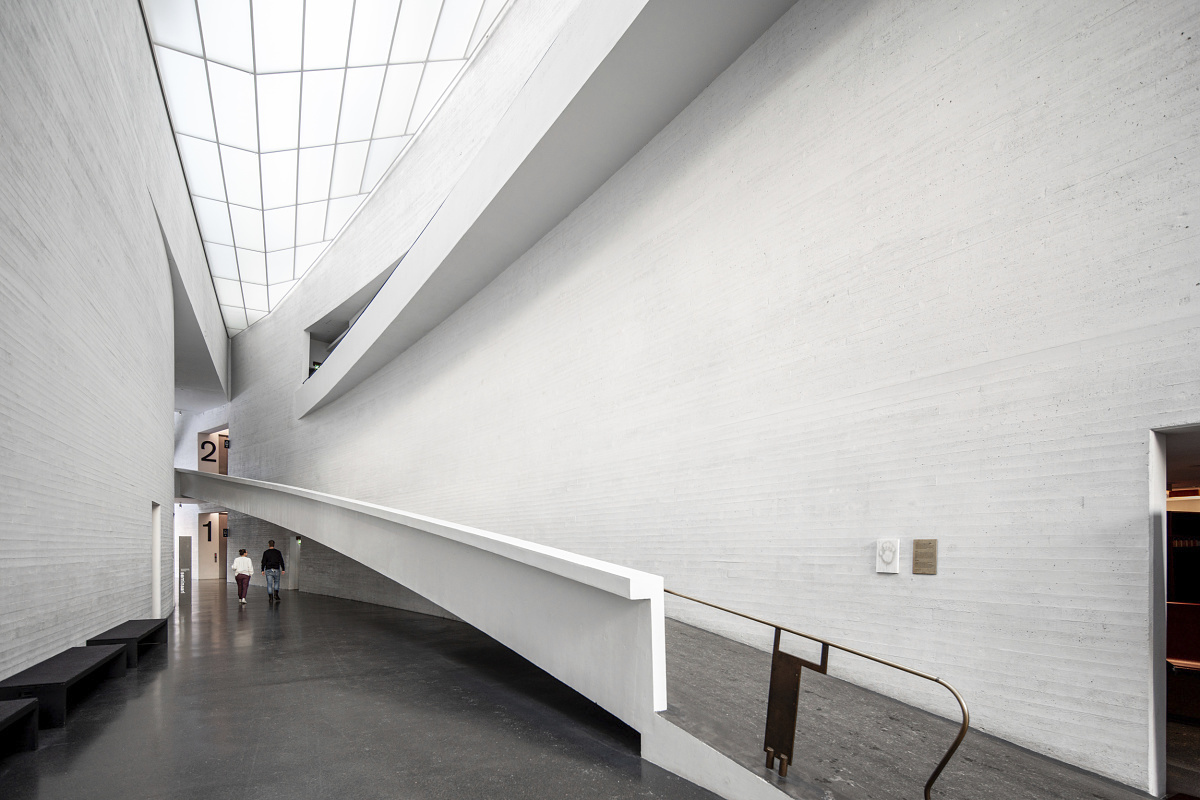 Intérieur du musée Kiasma dHelsinki, avec des projecteurs LED ERCO pour un éclairage écoénergétique.