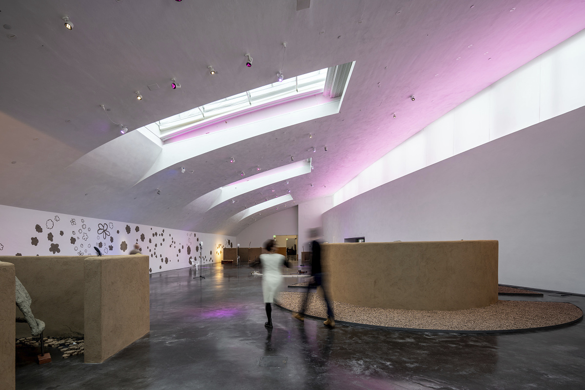 Spots LED ERCO au musée Kiasma dHelsinki, offrant un éclairage daccentuation écoénergétique.
