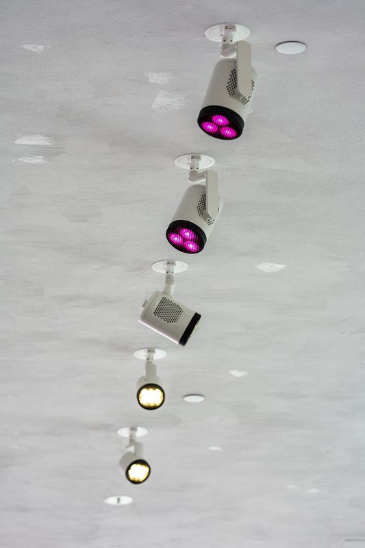 Spots LED ERCO au plafond du musée Kiasma pour un éclairage daccentuation flexible.