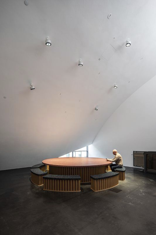 Les projecteurs LED ERCO illuminent le musée Kiasma dHelsinki, offrant un éclairage flexible.