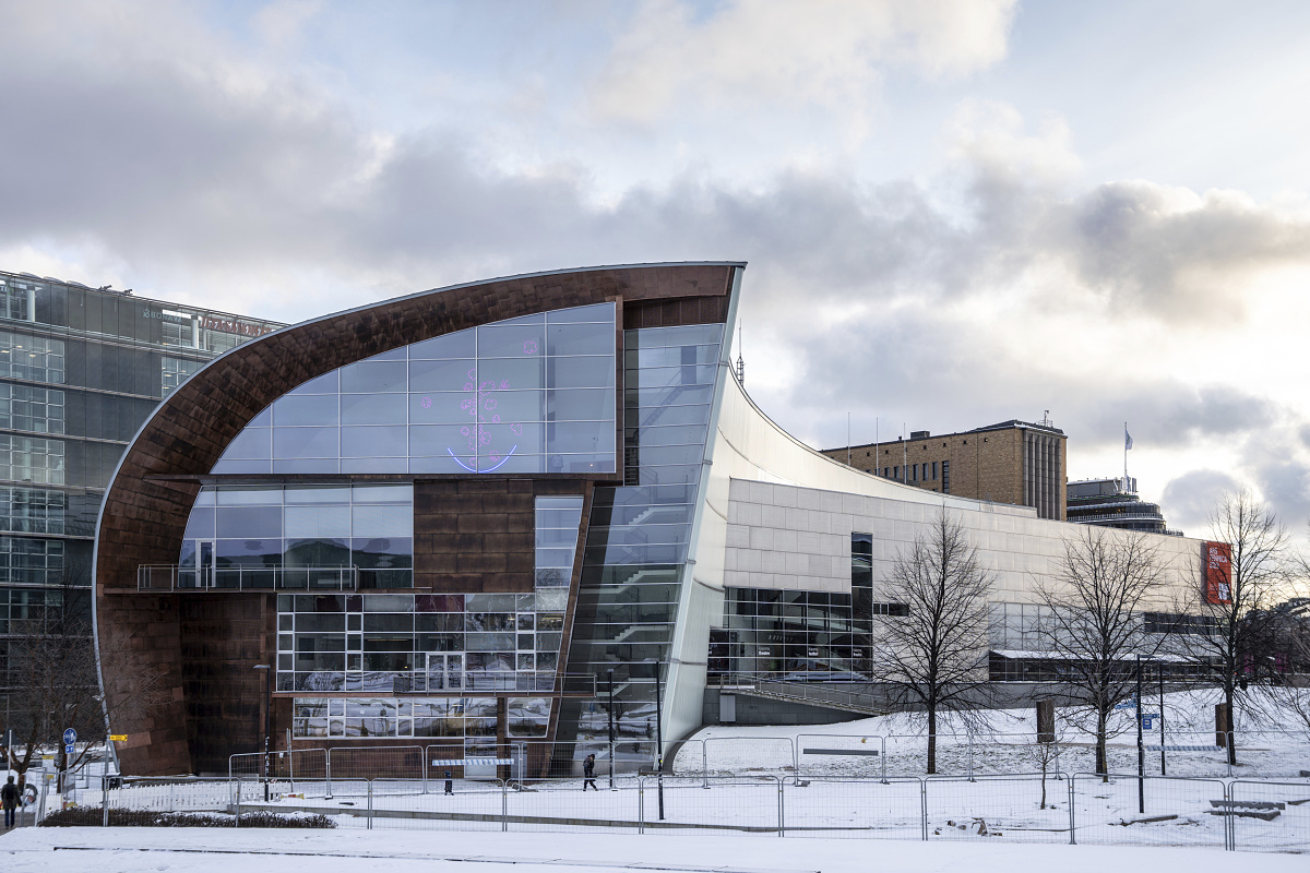 Musée Kiasma Helsinki avec éclairage LED ERCO, présentant son architecture unique en hiver.