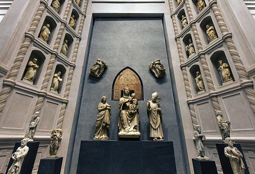 Sculptures in Florences Cathedral Museum, illuminated by ERCO LED spotlights.