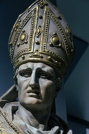 Sculpture of a bishop in Florence's Cathedral Museum, lit by ERCO LED spotlights.