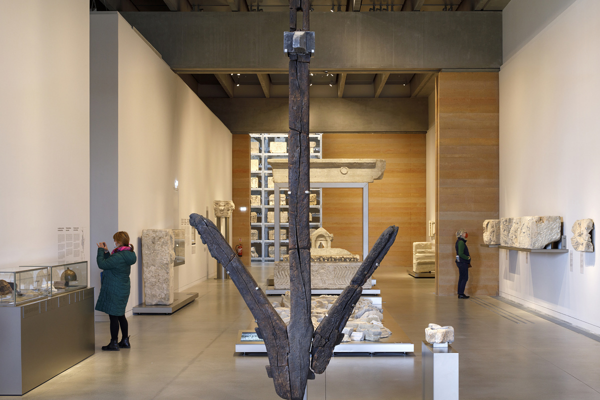 Narbo Via Museum: ERCO Optec spotlights illuminate artifacts precisely.
