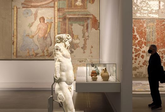 Narbo Via Museum: Sculpture and murals illuminated by ERCO Optec spotlights.