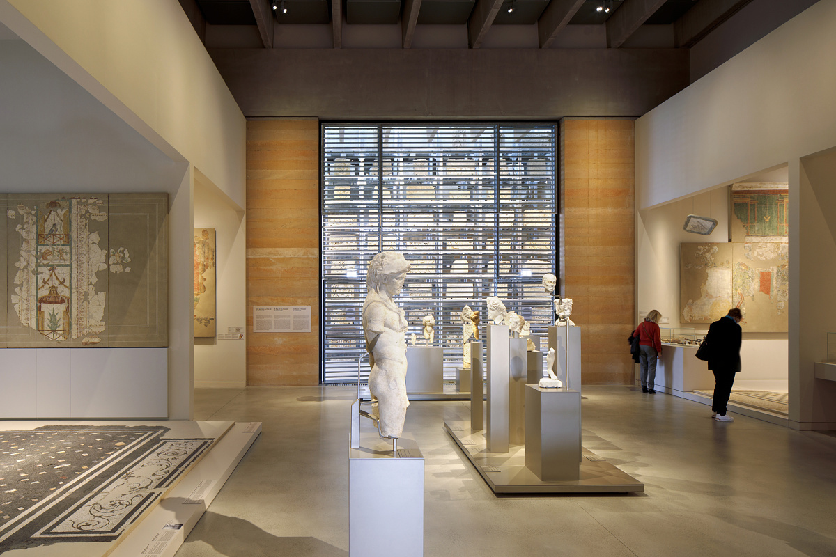 Narbo Via Museum: Sculptures lit by ERCO Optec spotlights for flexible museum lighting.