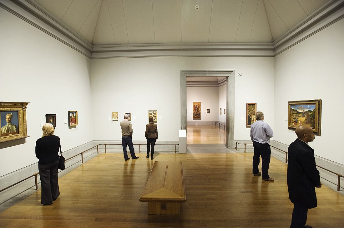 Visitors viewing paintings in the National Gallery, illuminated by ERCO LED spotlights for optimal color rendering.